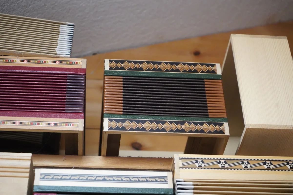 Sergio Theiler baut in seiner Werkstatt Schwyzerörgeli.